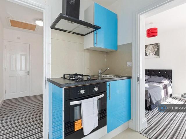Broad Walk Hounslow West, Hounslow. Studio to rent £999 pcm £231 pw