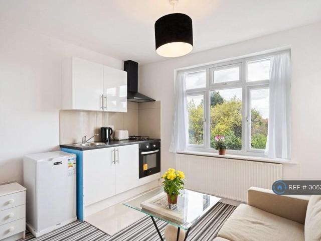 Broad Walk Hounslow West, Hounslow, TW5 Studio to rent £999 pcm £231 pw