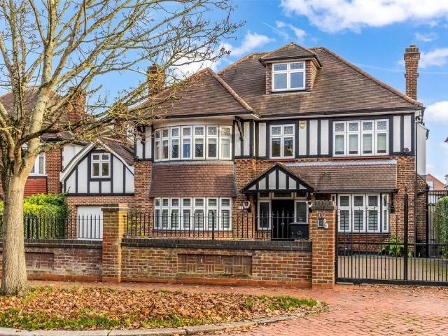 Broad Walk, Winchmore Hill N21 5 bed detached house to rent £13,500 pcm £3,115 pw