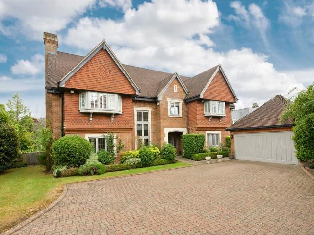 Broad High Way, Cobham, Surrey, KT11 5 bed detached house to rent £14,500 pcm £3,346 pw