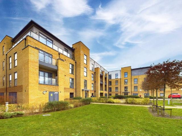 Broad Lane, Bracknell, Berkshire, RG12 2 bed flat to rent £1,630 pcm £376 pw