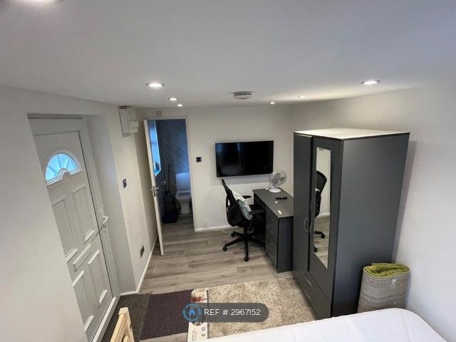 Broad Lane, Coventry CV5, Studio to rent, £625 pcm | PrimeLocation