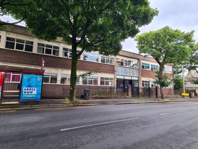 Broad Lane, Huddersfield HD5, 2 bed flat to rent, £750 pcm | PrimeLocation