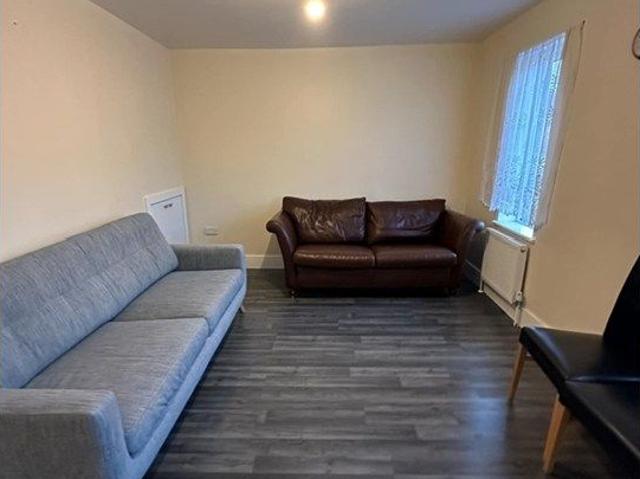 Broad Street, Chesham HP5, 2 bed flat to rent, £1,500 pcm | PrimeLocation