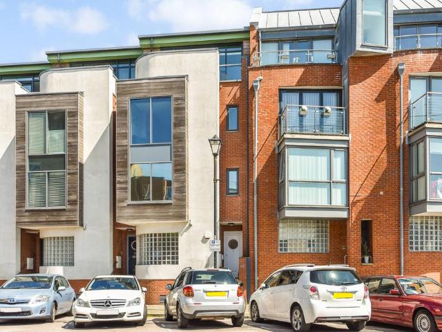 Broad Street, Old Portsmouth Unfurnished 3 bed townhouse to rent £2,700 pcm £623 pw