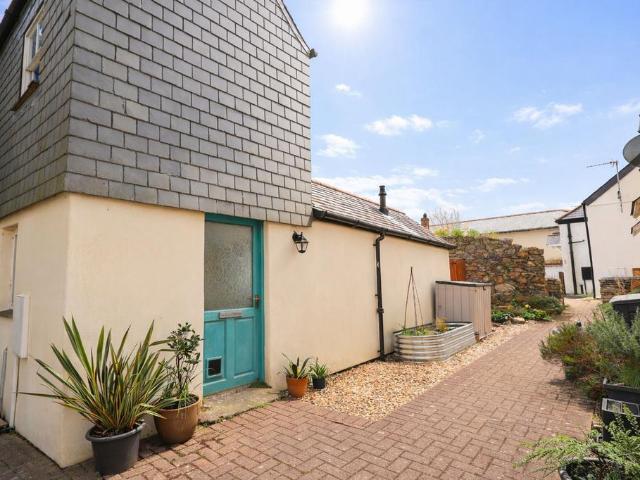 Broad Street, St. Columb TR9 1 bed semi detached house to rent £795 pcm £183 pw