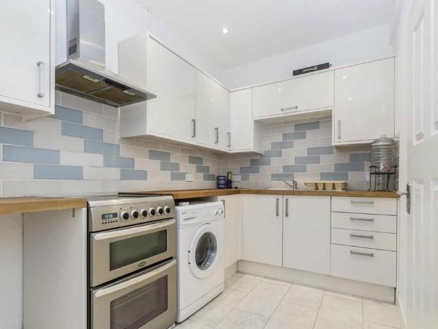 Broad Street, Teddington TW11 Studio to rent £1,450 pcm £335 pw