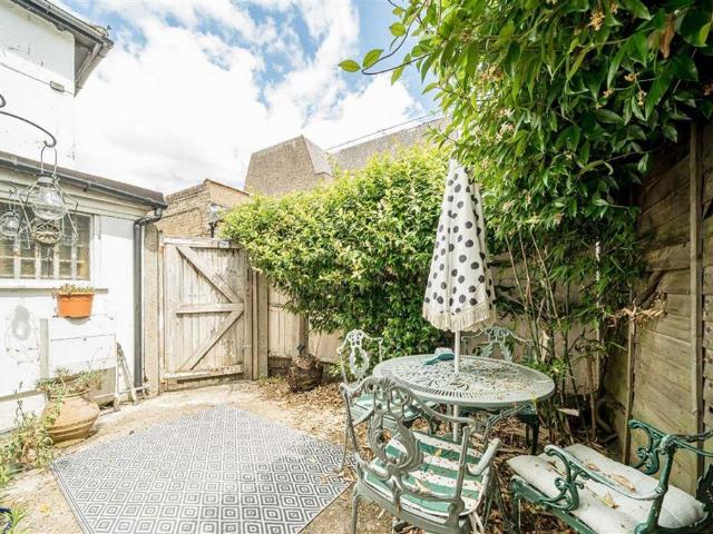 Broad Street, Teddington TW11 2 bed flat to rent £1,895 pcm £437 pw