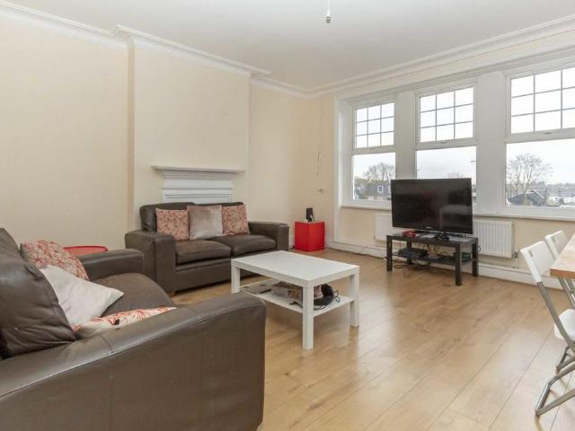 Broad Street, Teddington TW11 4 bed flat to rent £3,150 pcm £727 pw