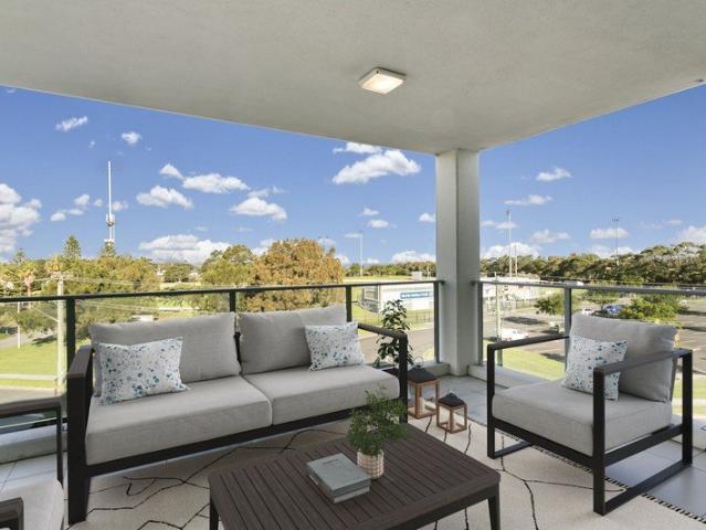 'Broadbeach' Coastal style, convenience and ocean views