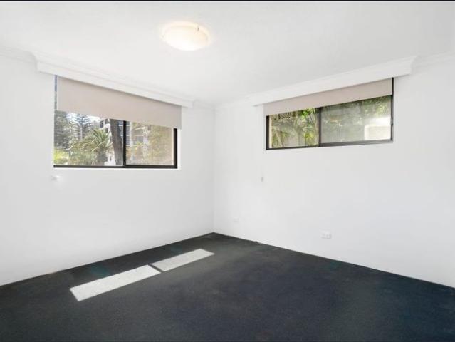 Broadbeach Two Bedroom Apartment 100m From The Beach