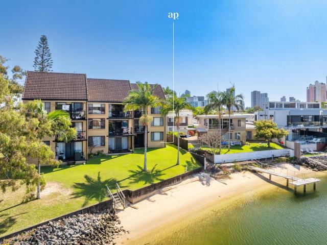 Broadbeach Water Front Unit