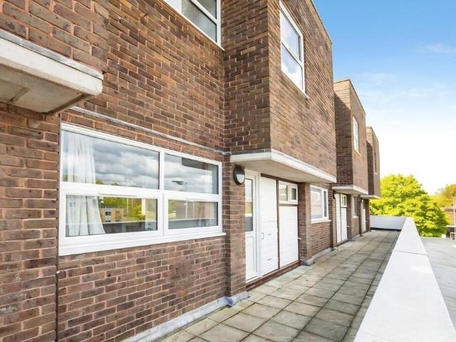 Broadfield, Crawley 3 bed terraced house to rent £1,650 pcm £381 pw