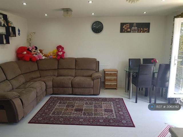 Broadhurst Place, Basildon, SS14 2 bed flat to rent £1,500 pcm £346 pw
