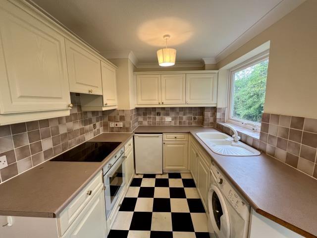 Broadlands Court, Bracknell RG42, 2 bed flat to rent, £1,400 pcm | PrimeLocation