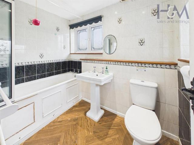 Broadwater Crescent, Stevenage. 5 bed end of terrace house to rent £2,100 pcm £485 pw