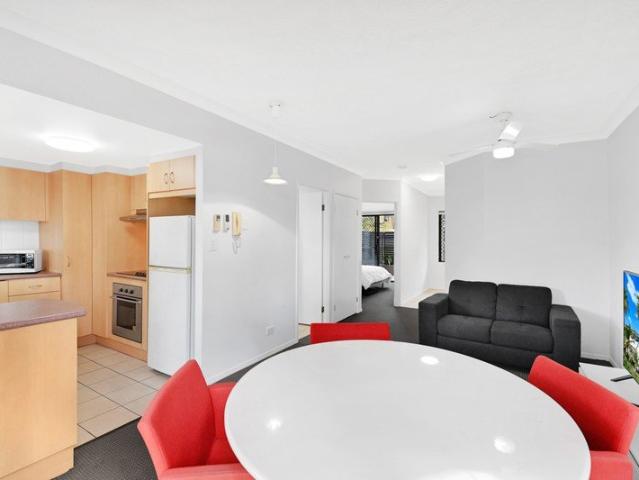 BROADWATER LIFESTYLE + A SMART INVESTMENT GROUND FLOOR & READY TO GO!
