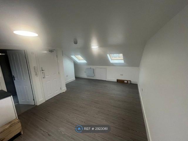 Broadwater Road, London SW17, Studio to rent, £1,499 pcm | PrimeLocation