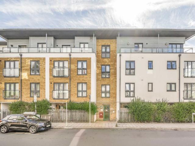 Broadwater Road, Tooting SW17, 2 bed flat to rent, £2,500 pcm | PrimeLocation