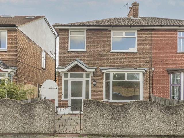 Broadwater Road, Tooting SW17, 3 bed property to rent, £2,800 pcm | PrimeLocation