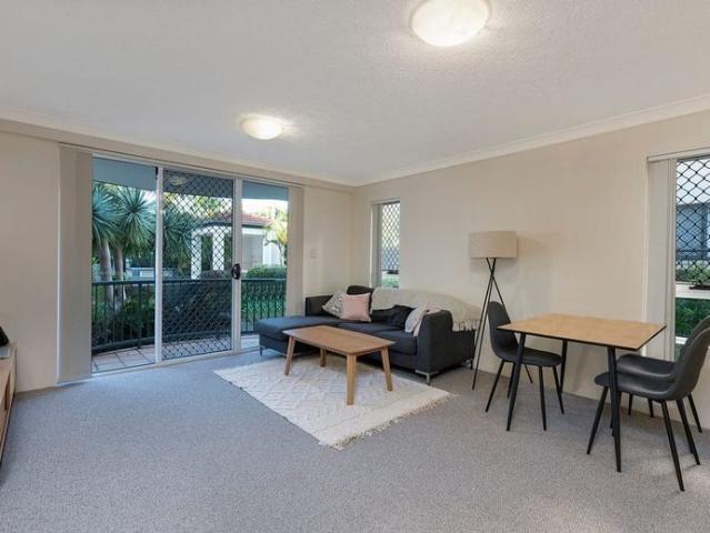 Broadwater Side Apartment! Fantastic CBD Location!