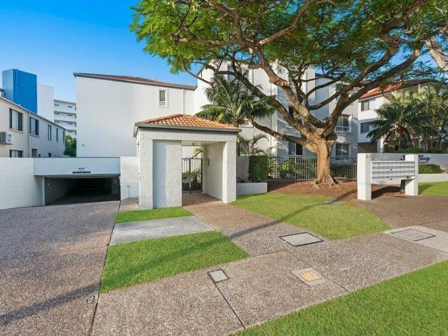 Broadwater Side Apartment! Fantastic CBD Location!