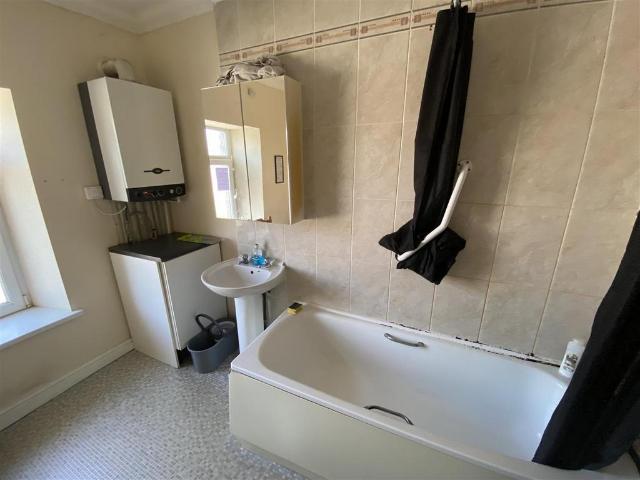 Broadway, Treforest CF37 1 bed in a house share to rent £450 pcm £104 pw