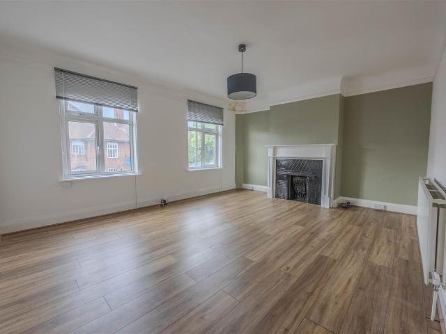 Broadway West, Leigh On Sea SS9, 3 bed flat to rent, £1,400 pcm | PrimeLocation