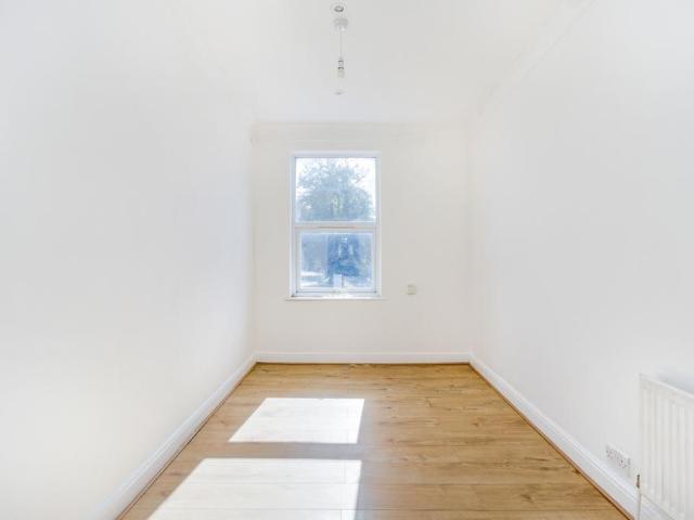 Broadway Bexleyheath DA6 2 bed flat to rent £1,400 pcm £323 pw