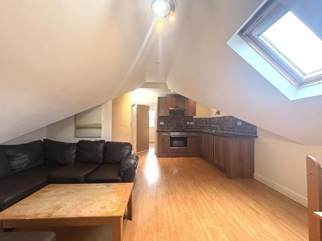 Broadway, Cardiff CF24 1 bed flat to rent £800 pcm £185 pw