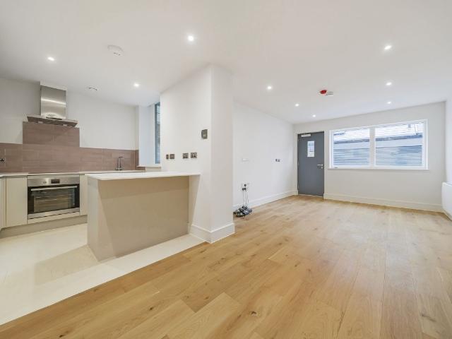 Broadway Court, Wimbledon, London SW19, 2 bed flat to rent, £2,500 pcm | PrimeLocation