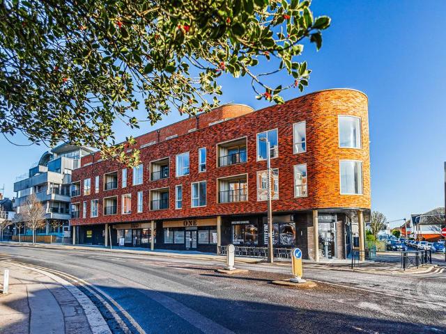 Broadway, Essex, SS9 2 bed flat to rent £1,950 pcm £450 pw