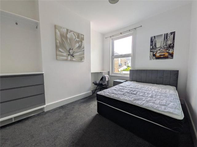 Broadway, Kent ME12 1 bed terraced house to rent £650 pcm £150 pw