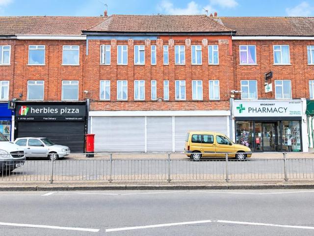 Broadway, Kingston Road. 3 bed apartment to rent £1,800 pcm £415 pw