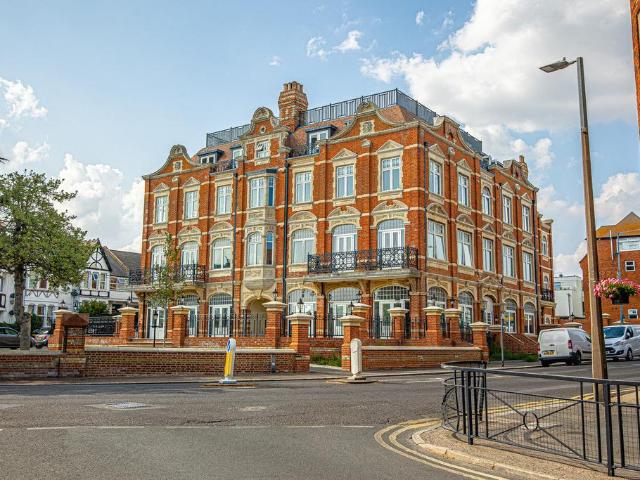 Broadway, Leigh on Sea, SS9 2 bed apartment to rent £2,650 pcm £612 pw