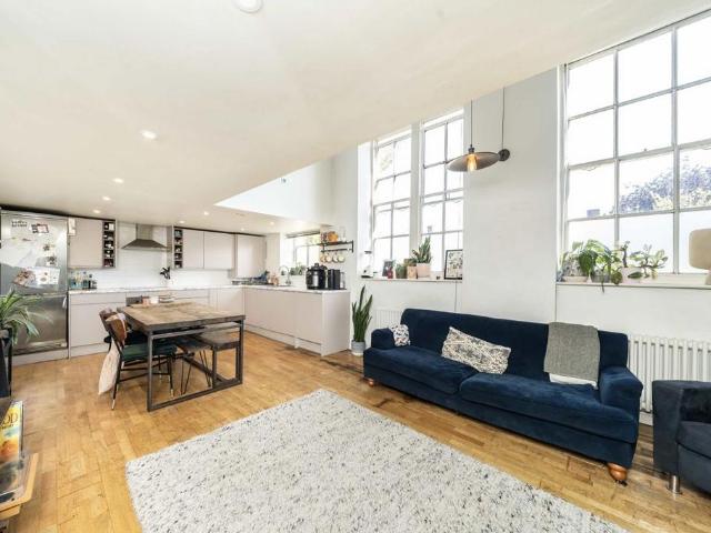 Broadway Lofts, London SW17 2 bed flat to rent £2,500 pcm £577 pw