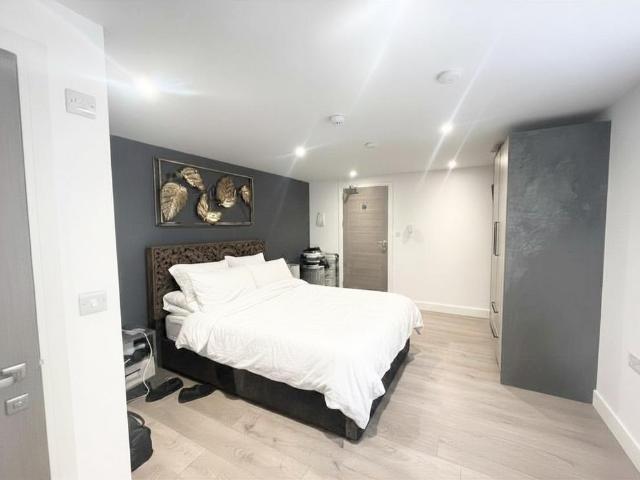 Broadway, Peterborough PE1 Studio to rent £875 pcm £202 pw