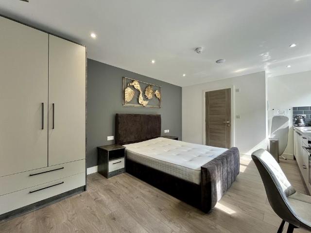 Broadway, Peterborough PE1 Studio to rent £875 pcm £202 pw