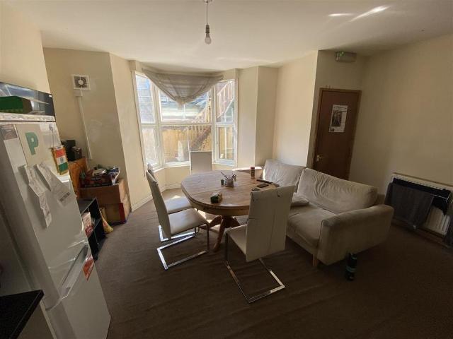 Broadway, Pontypridd CF37 1 bed in a house share to rent £300 pcm £69 pw