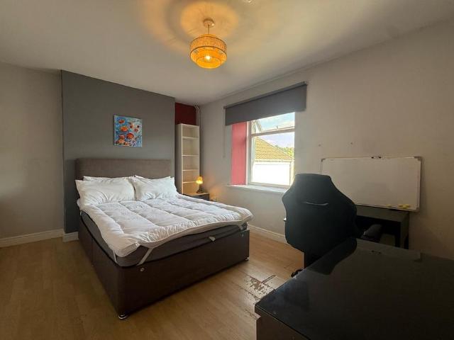 Broadway Room 3 Red Room, Pontypridd 1 bed house to rent £550 pcm £127 pw