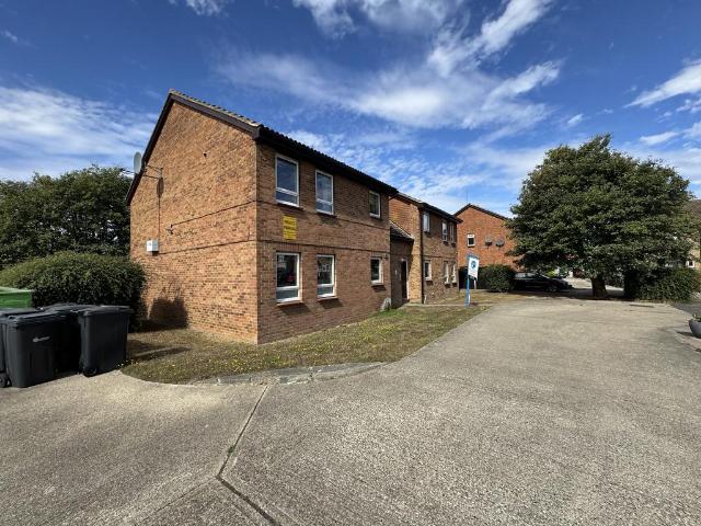 Broadway, Silver End CM8 Studio to rent £900 pcm £208 pw