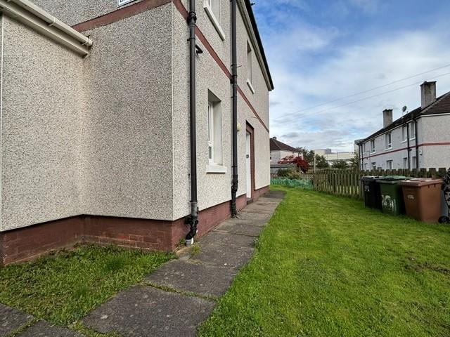 Brock Place, Glasgow, G53 3 bed flat to rent £1,375 pcm £317 pw