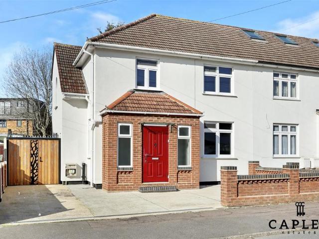 Brocket Way, Chigwell 4 bed detached house to rent £2,750 pcm £635 pw