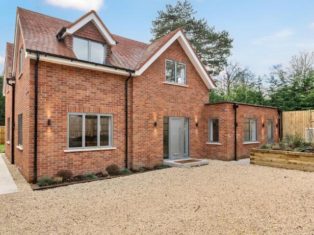 Brockenhurst Road Ascot SL5 3 bed detached house to rent £5,750 pcm £1,327 pw
