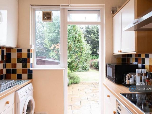 Brockham Drive, Ilford, IG2 3 bed terraced house to rent £2,250 pcm £519 pw