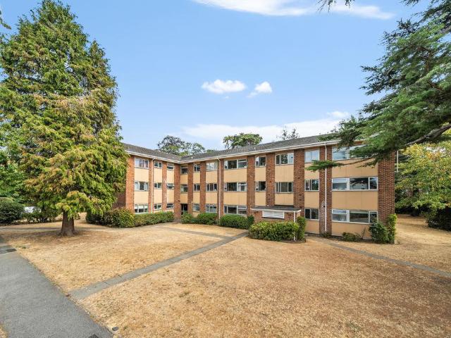 Brockley Combe, Weybridge 1 bed apartment to rent £1,400 pcm £323 pw
