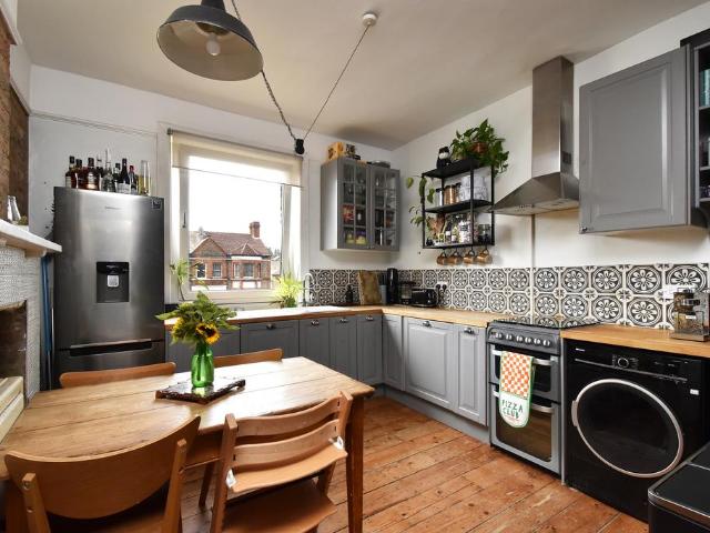 Brockley Rise 3 bed flat to rent £2,600 pcm £600 pw