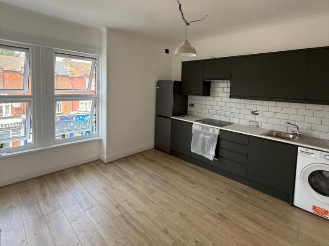 Brockley Road, London SE4 1 bed flat to rent £1,700 pcm £392 pw