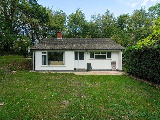 Brocks Green Ecchinswell RG20 2 bed bungalow to rent £1,250 pcm £288 pw
