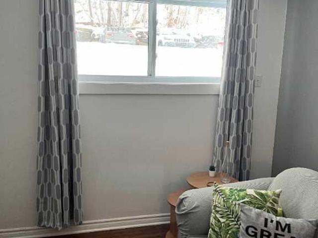 Bromont, 3 1/2 demi ss avec frigo, poele, table, 4 chaises et base de lit avec matelas queen, remise et stationnement inclus. 5 mins de montagne!